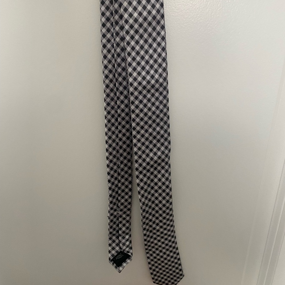 Express white/black thin tie